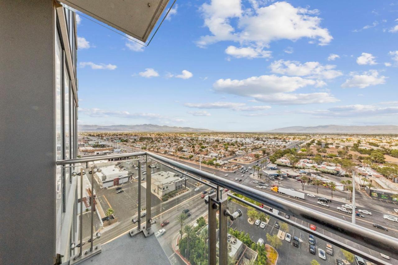 Huge Modern Luxury 17 Floor Panoramic Corner Suite With Open Balcony Las Vegas Luaran gambar